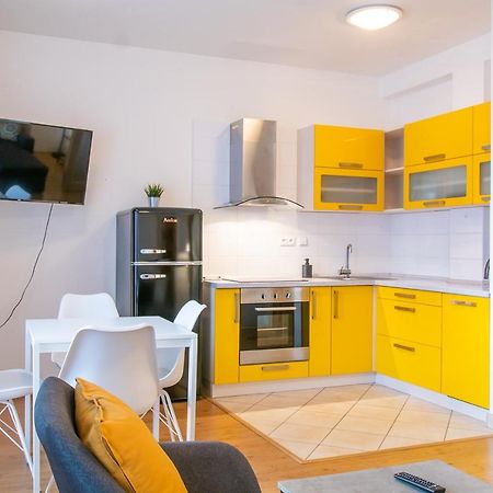 Yellow Apartment Острава Екстер'єр фото