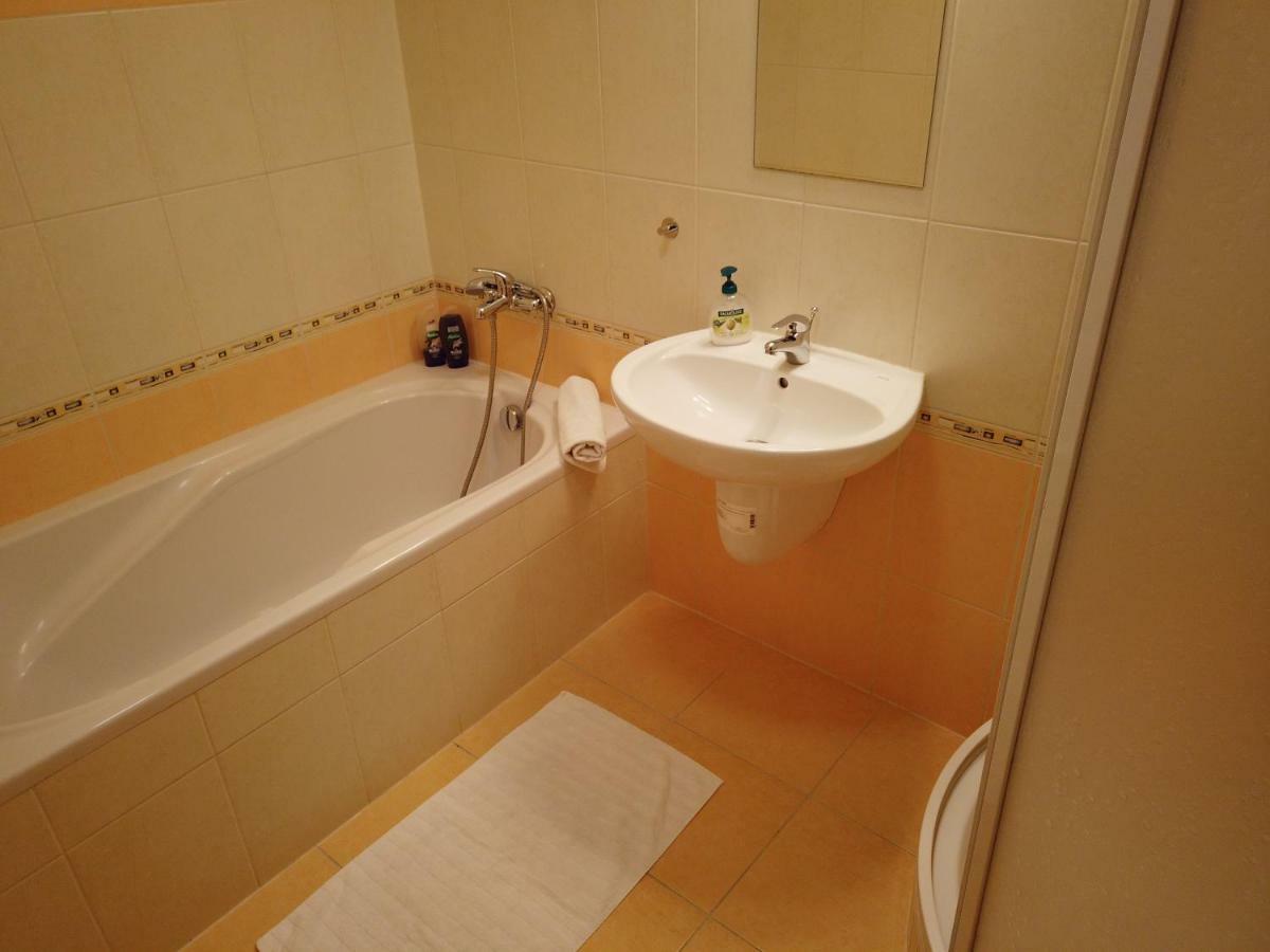 Yellow Apartment Острава Екстер'єр фото